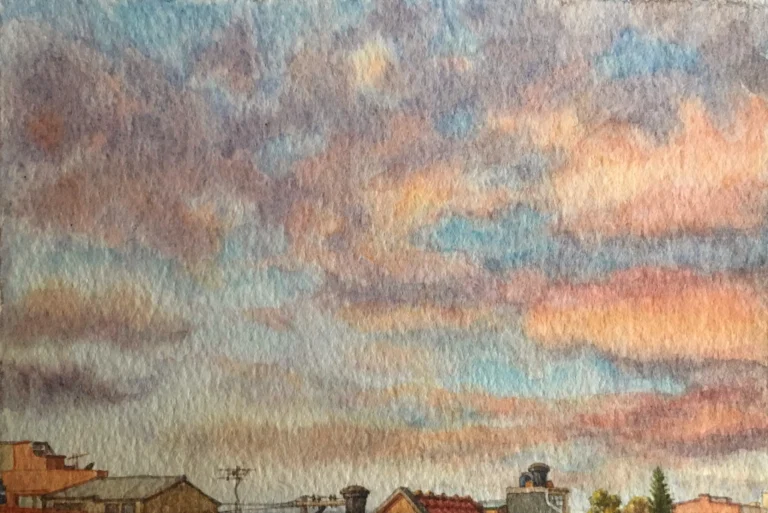 Luz naranja sobre techos en el horizonte