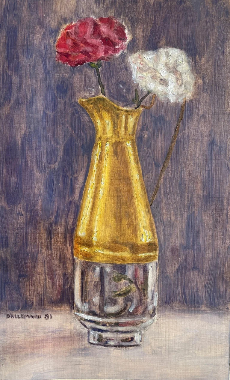 Flores en jarra de cristal y cobre