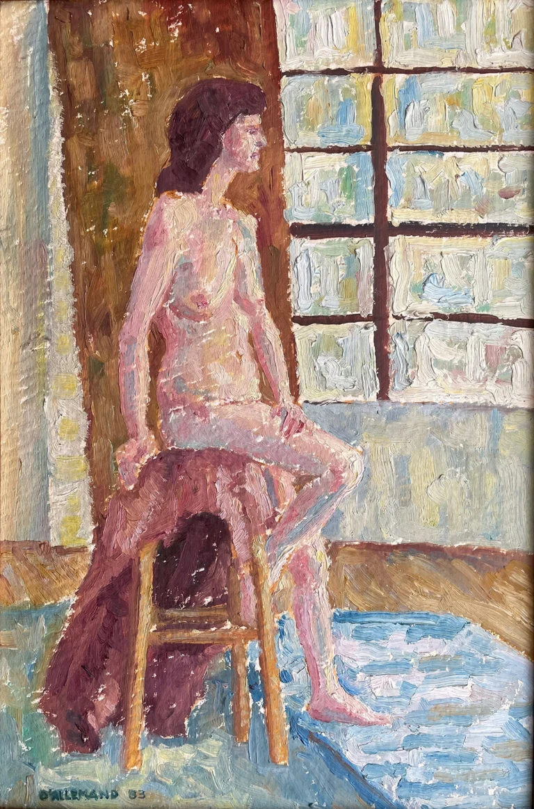 Modelo sentada frente a la ventana