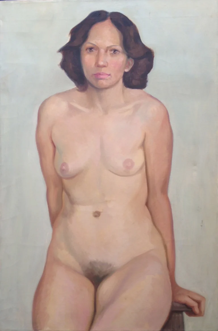 Modelo apoyada en una butaca