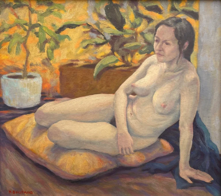 Modelo sentada sobre un cojín