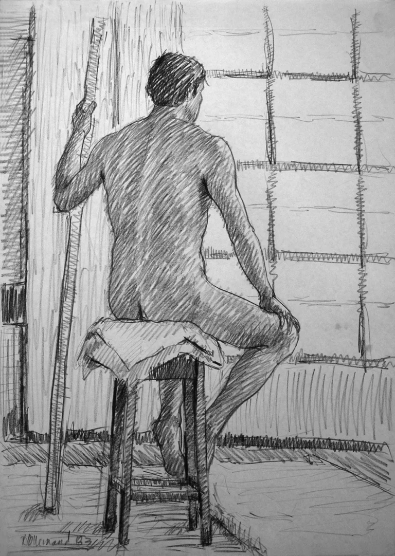 Modelo sentado con bordón.